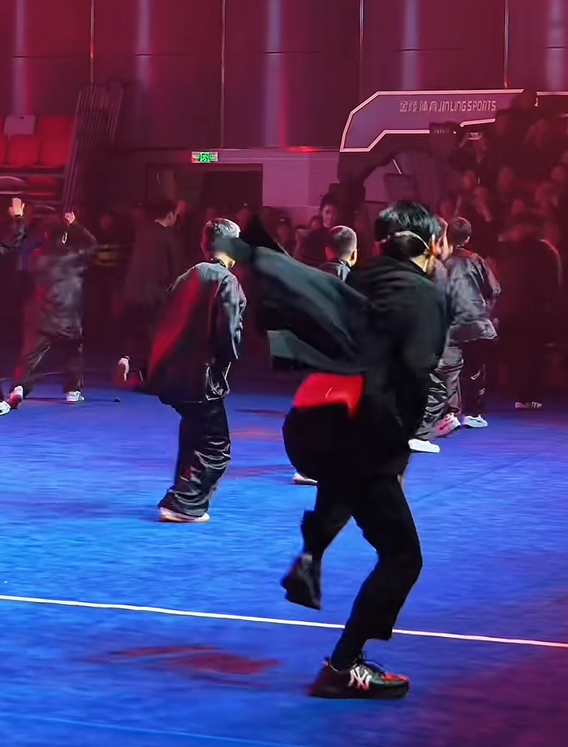 小新助手：赵长军与李连杰，健康与成就的逆转人生