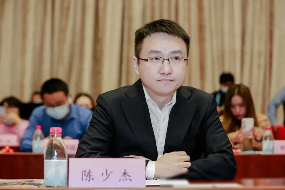 J助手：斗鱼主播“小团团”被捕引发直播平台风波，未来堪忧！