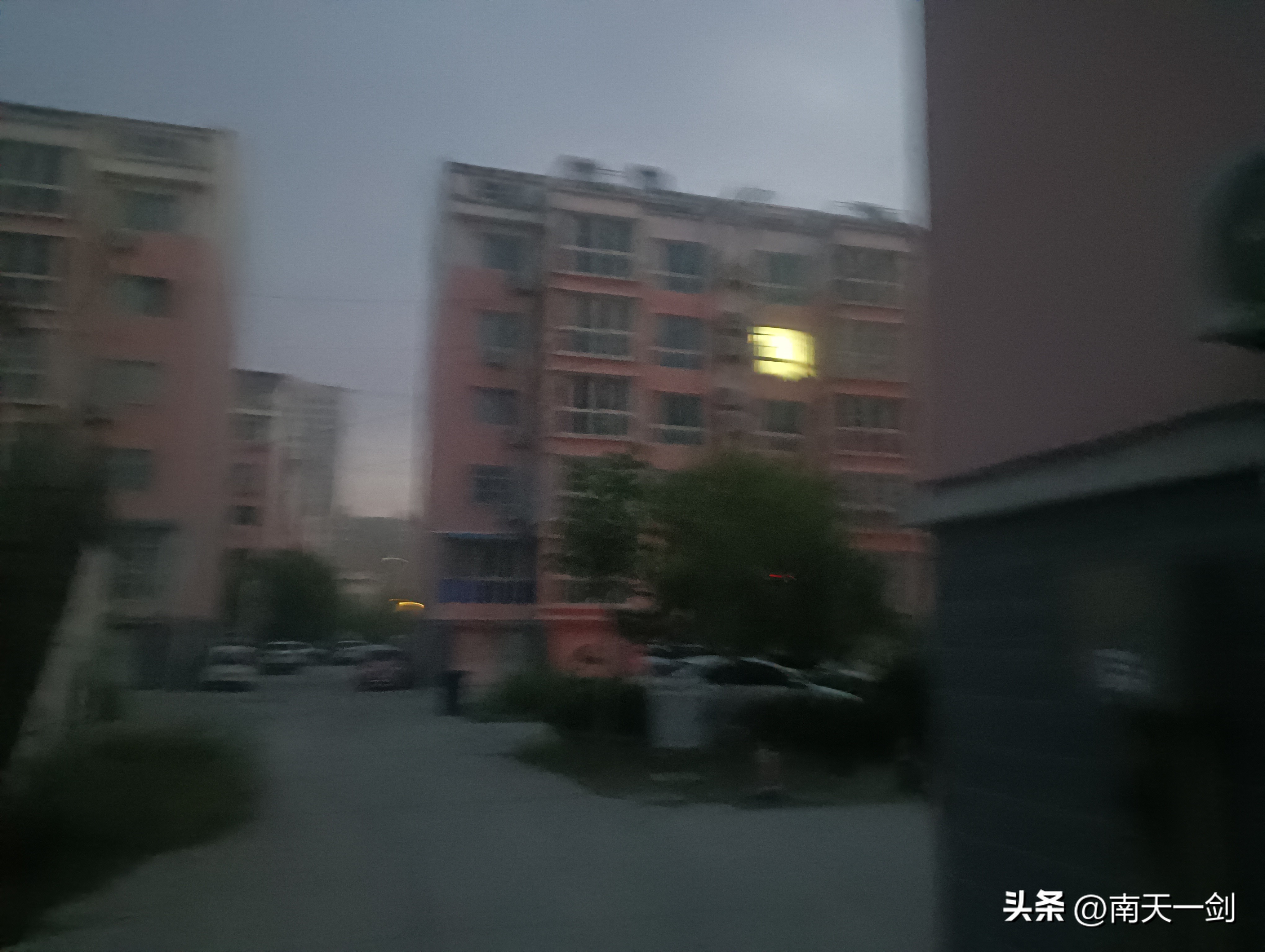小Q助手：电视剧《风筝》，信仰与人性冲突的深刻探讨