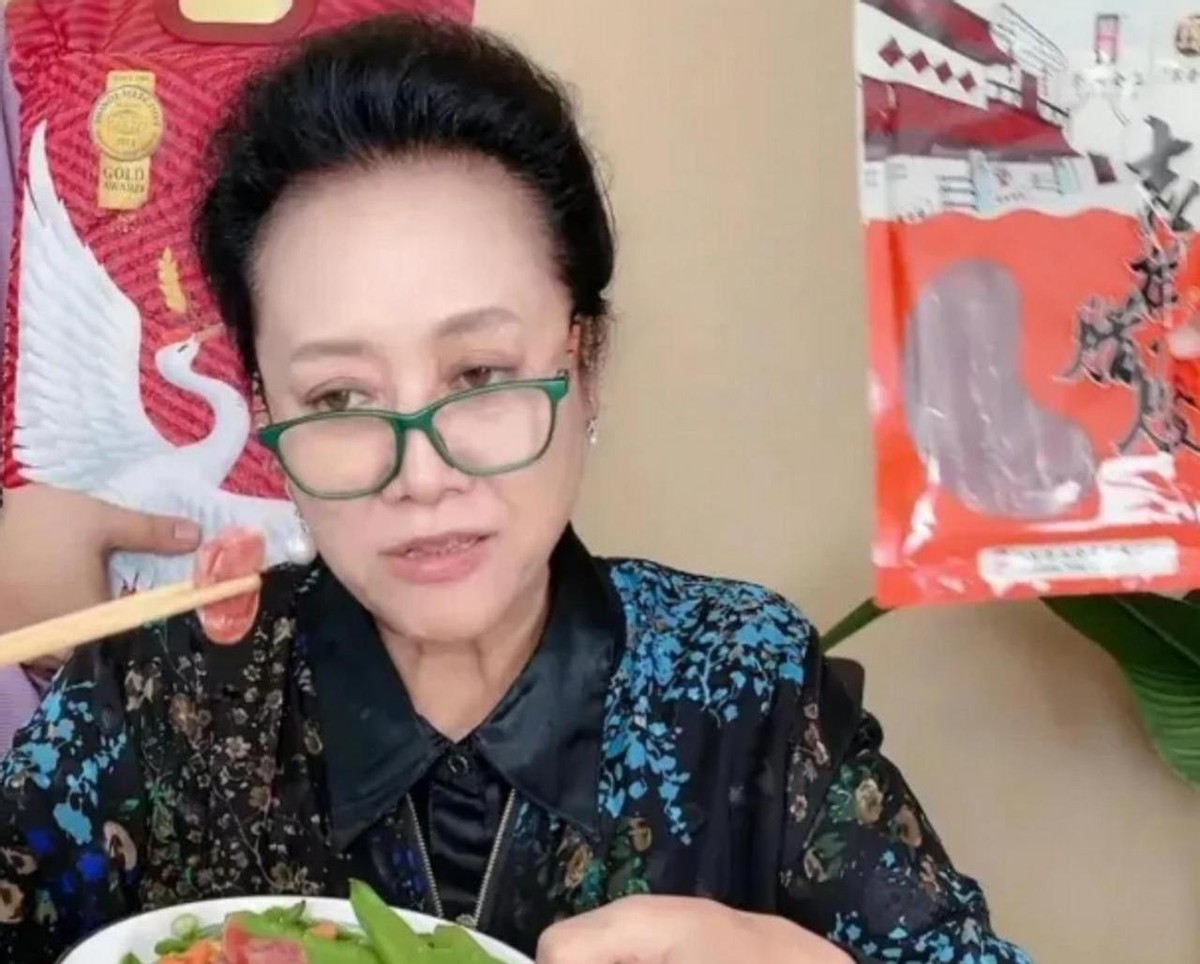 易单助手：老戏骨王丽云直播带货翻车，明星效应未能挽救销量惨淡！