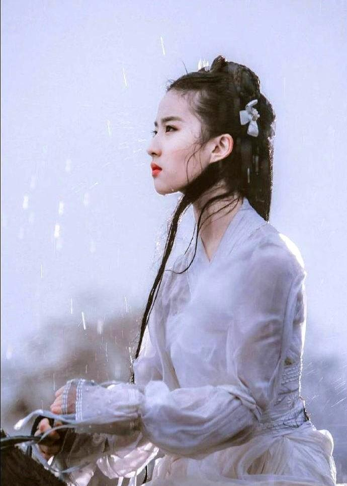爆款助手：刘亦菲重返荧幕，失独母亲角色引发观众对青春和爱情的思考