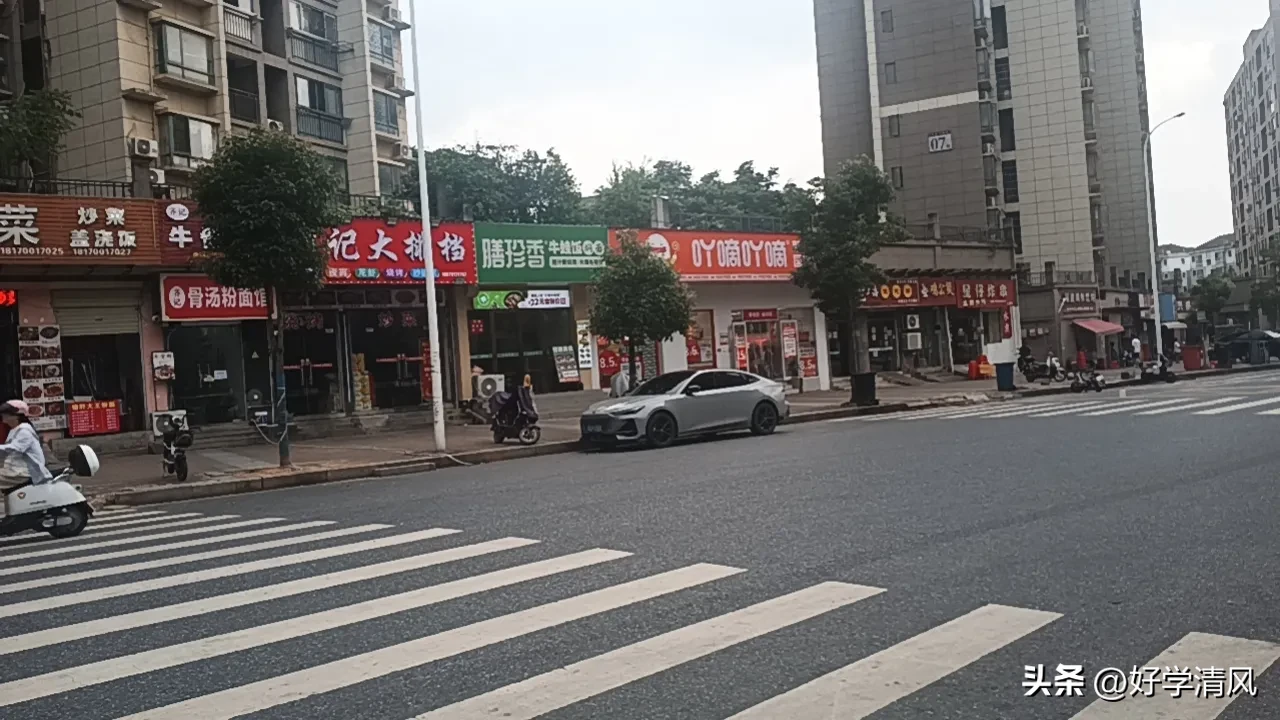 爆款助手：创业选择，在消费降级时代，适合开的店铺类型分析