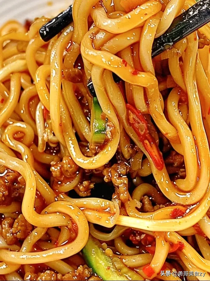狗宝助手卡密：从摆摊到开店，揭秘抚顺肉酱拌面成功秘诀与月入3万的配方技巧