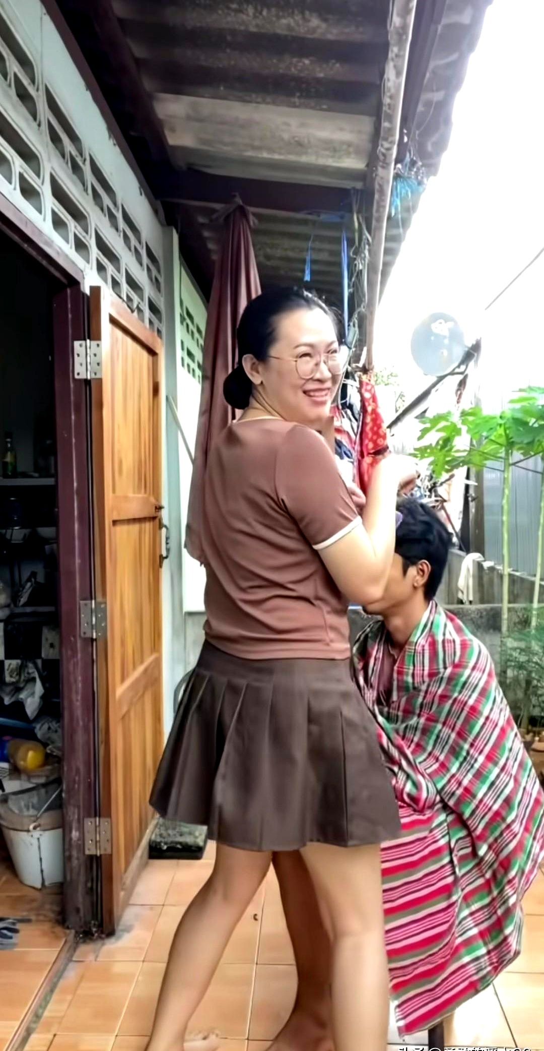 语音助手：夫妻幽默与隐私权的碰撞，家庭视频引发热议，如何平衡个人乐趣与公众反响？