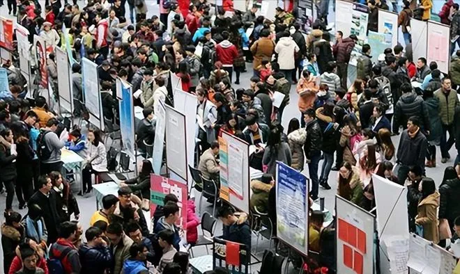 番茄助手：2025年职场变革，新兴产业与传统行业的机遇与挑战分析