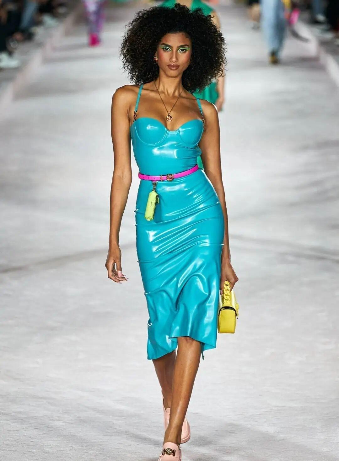 权重大师：旧羽绒服成“硬通货”，年轻人为何更爱二手交易？