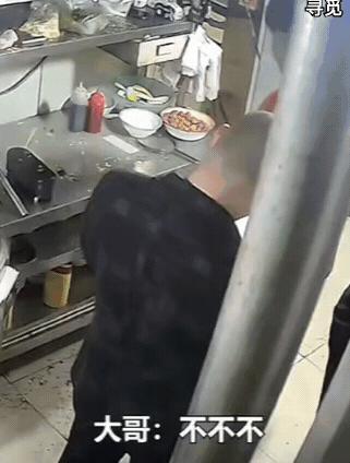 超单助手使用方法：深夜温情，两位黑衣人悄然为消防员买单，网友纷纷感动！