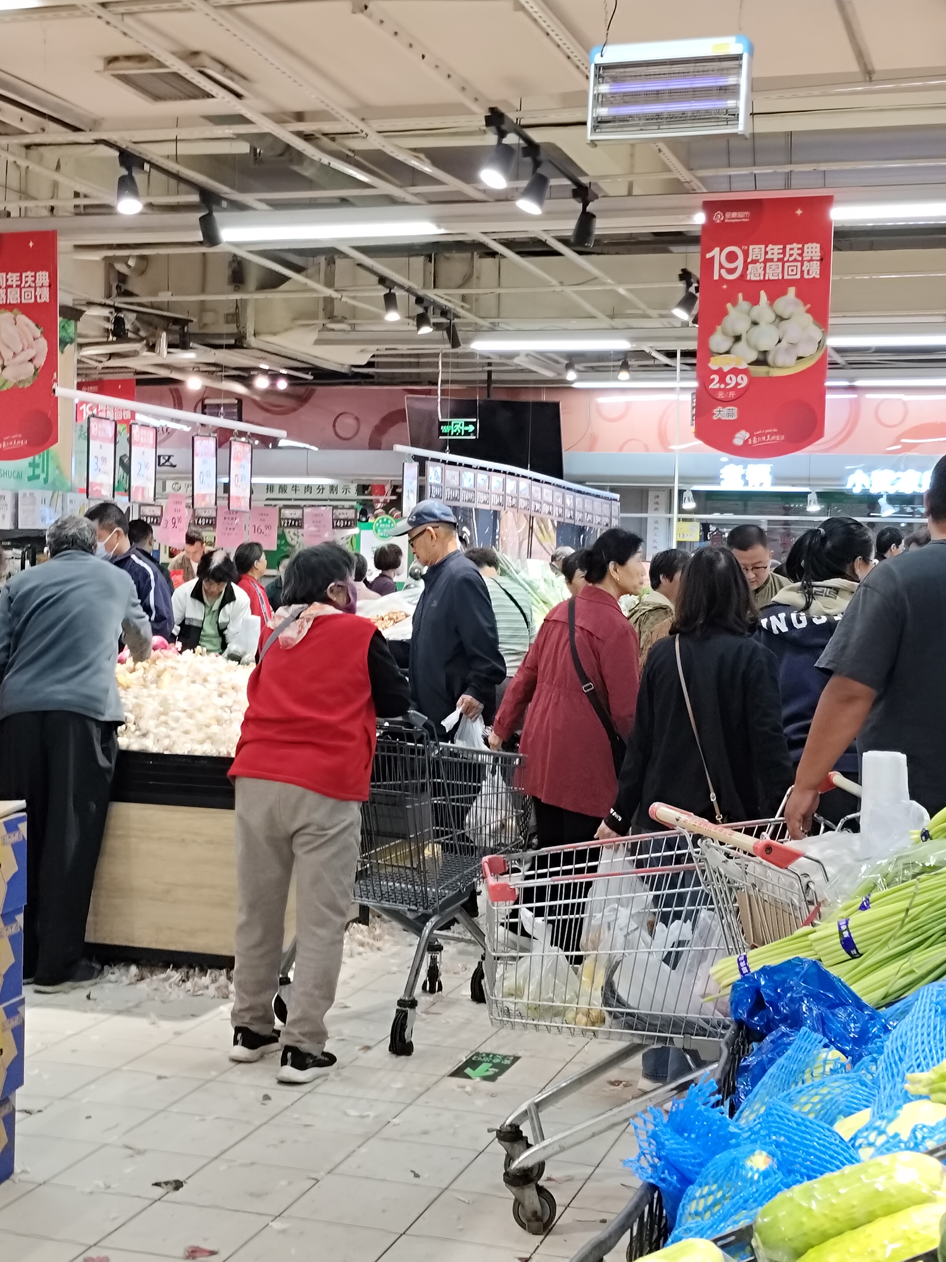 番茄助手教程：超市19周年庆，人潮涌动的促销活动和老年消费者的购物热情