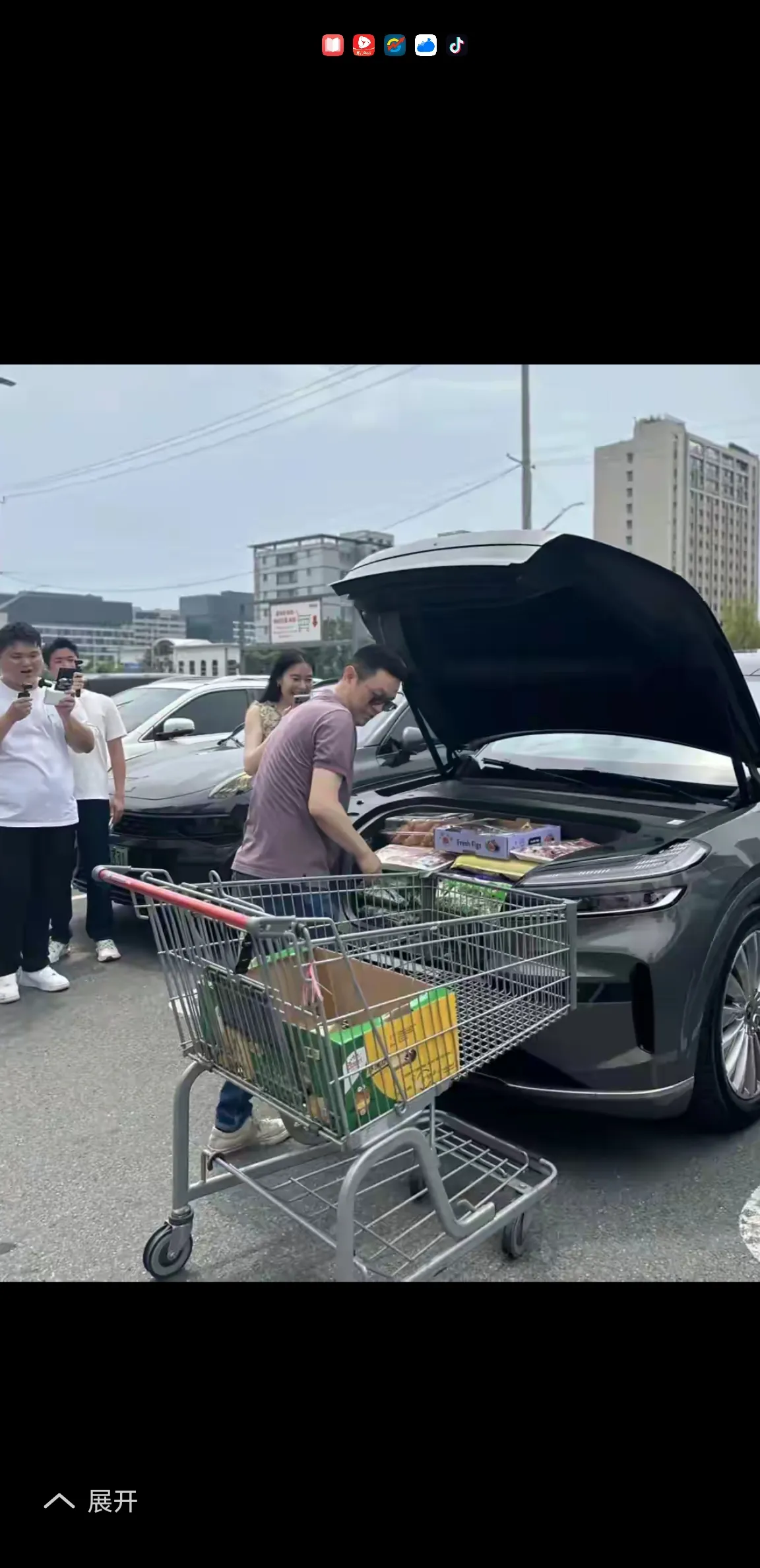 超评助手开团软件：李斌超市“大采购”，与妻子展现接地气的真实生活瞬间