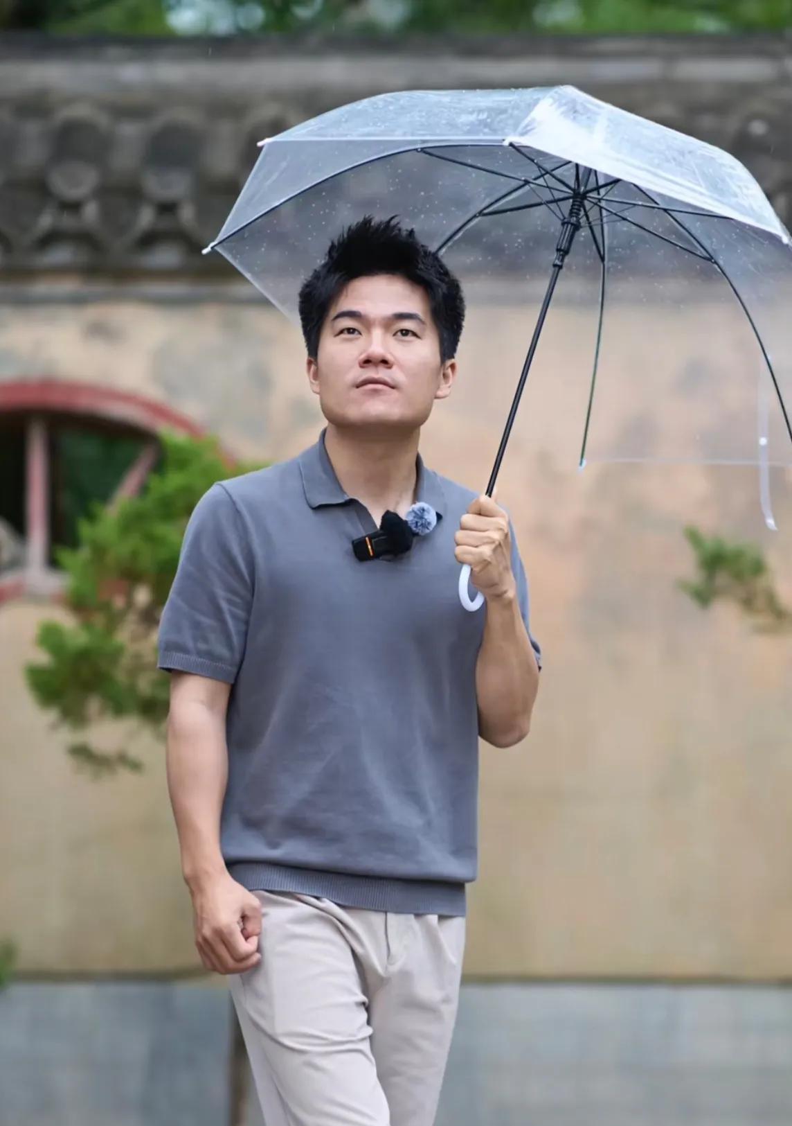TOP助手：选择与命运，潇潇和董宇辉的成长旅程
