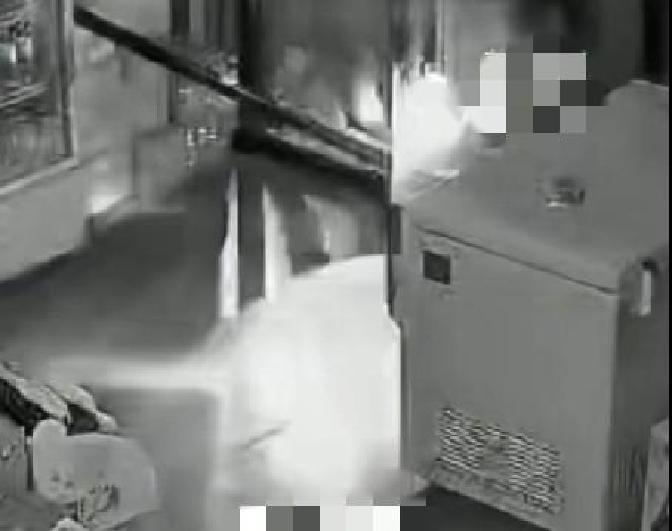 上评助手:河北保定烟酒店凌晨遭盗,四人搬空300条香烟引发社区警觉 上评助手:河北保定烟酒店凌晨遭盗,四人搬空300条香烟引发社区警觉