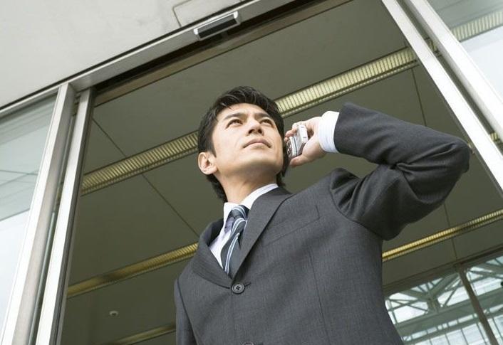 多多助手：中国手机覆盖率高于96%，为何发达国家仍依赖固定电话？探讨背后原因与习惯差异。