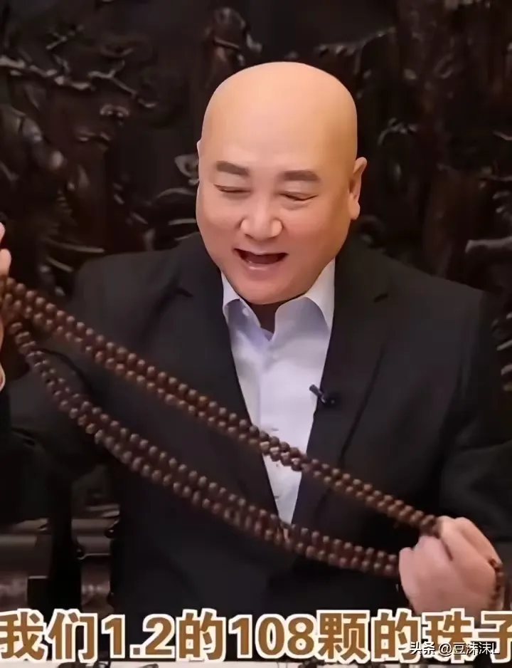 超评助手官网：迟重瑞直播卖手串，身家百亿背后的创业与调侃