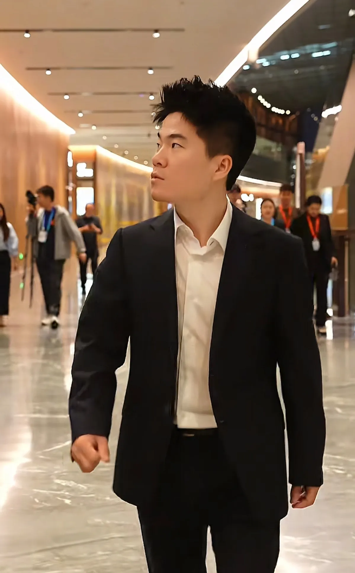依云助手：董宇辉团队的奋斗与梦想，从零到六亿的蜕变之路
