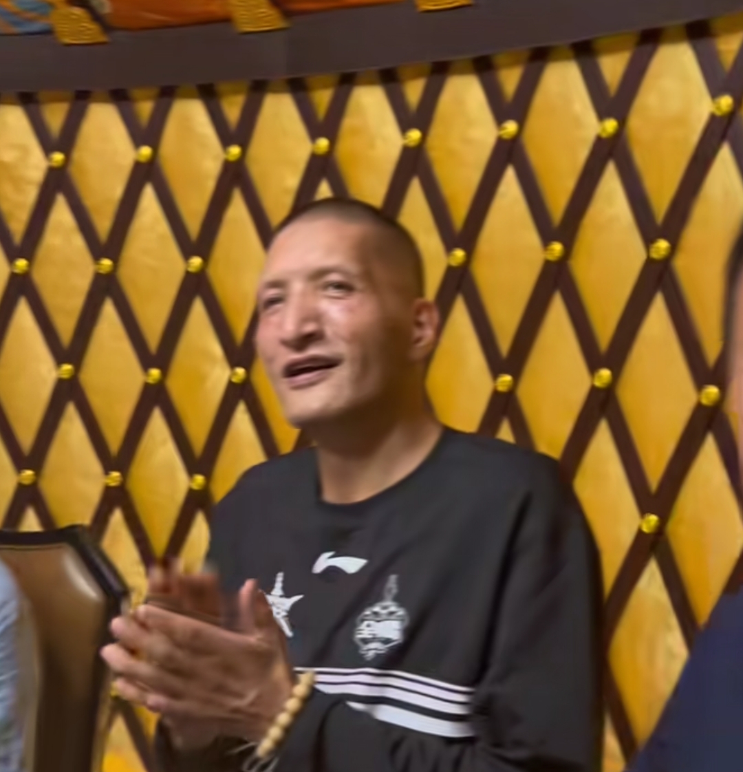 多多出评助手软件：俞敏洪与狼戈之子菲如东的偶遇，新东方员工的新机缘