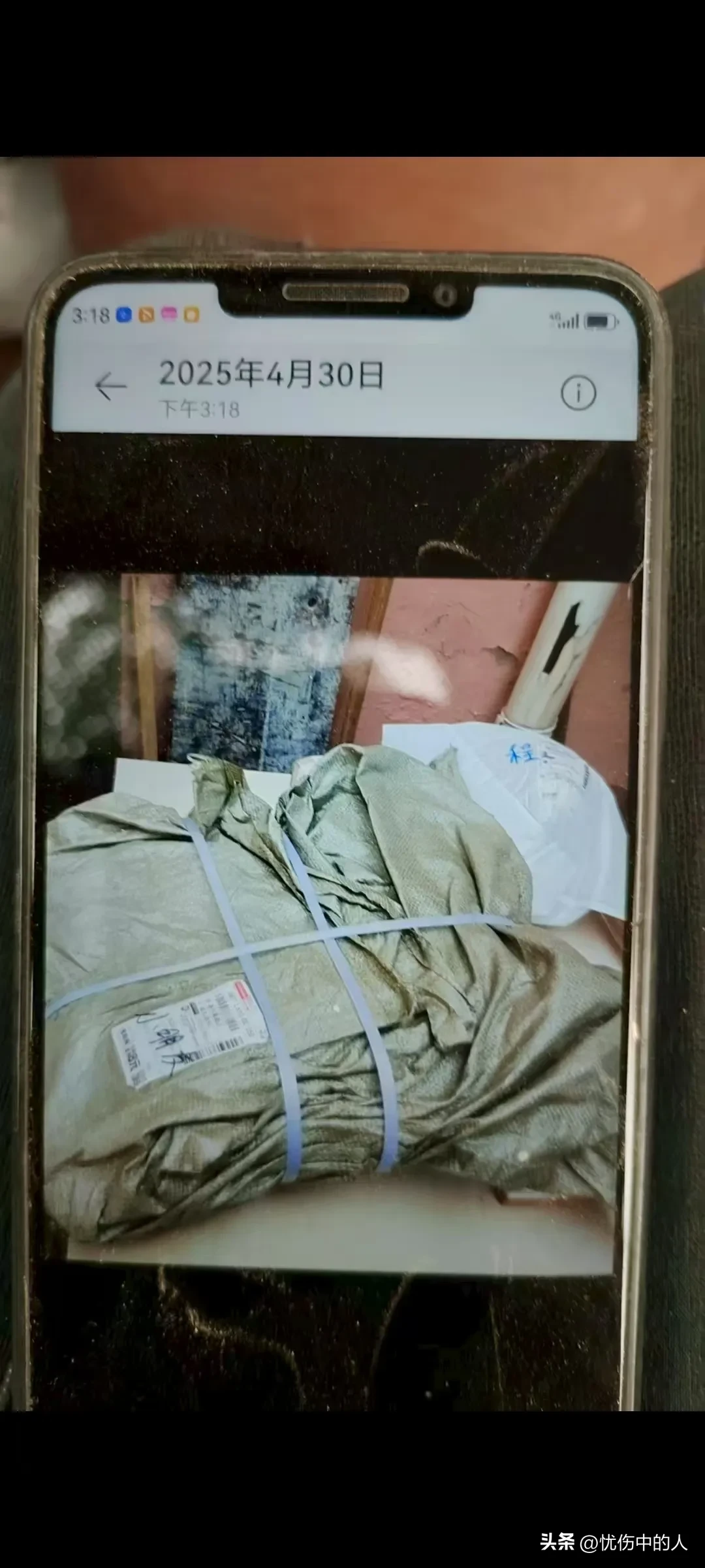 易出评卡密：快递员扛重货遭遇不公，30公斤雨棚与薄包装的背后真相
