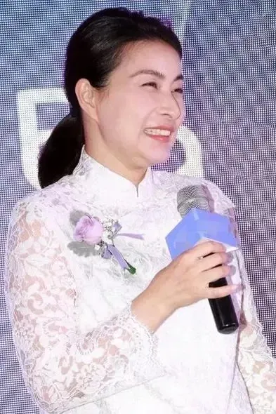 TK助手官网：郭晶晶坚守自我，赢得霍家尊重的三次坚持与选择