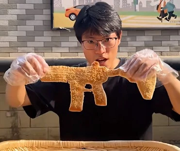 Y助手：硕士生卖烧饼走红自媒体，创意与学历结合开辟新天地