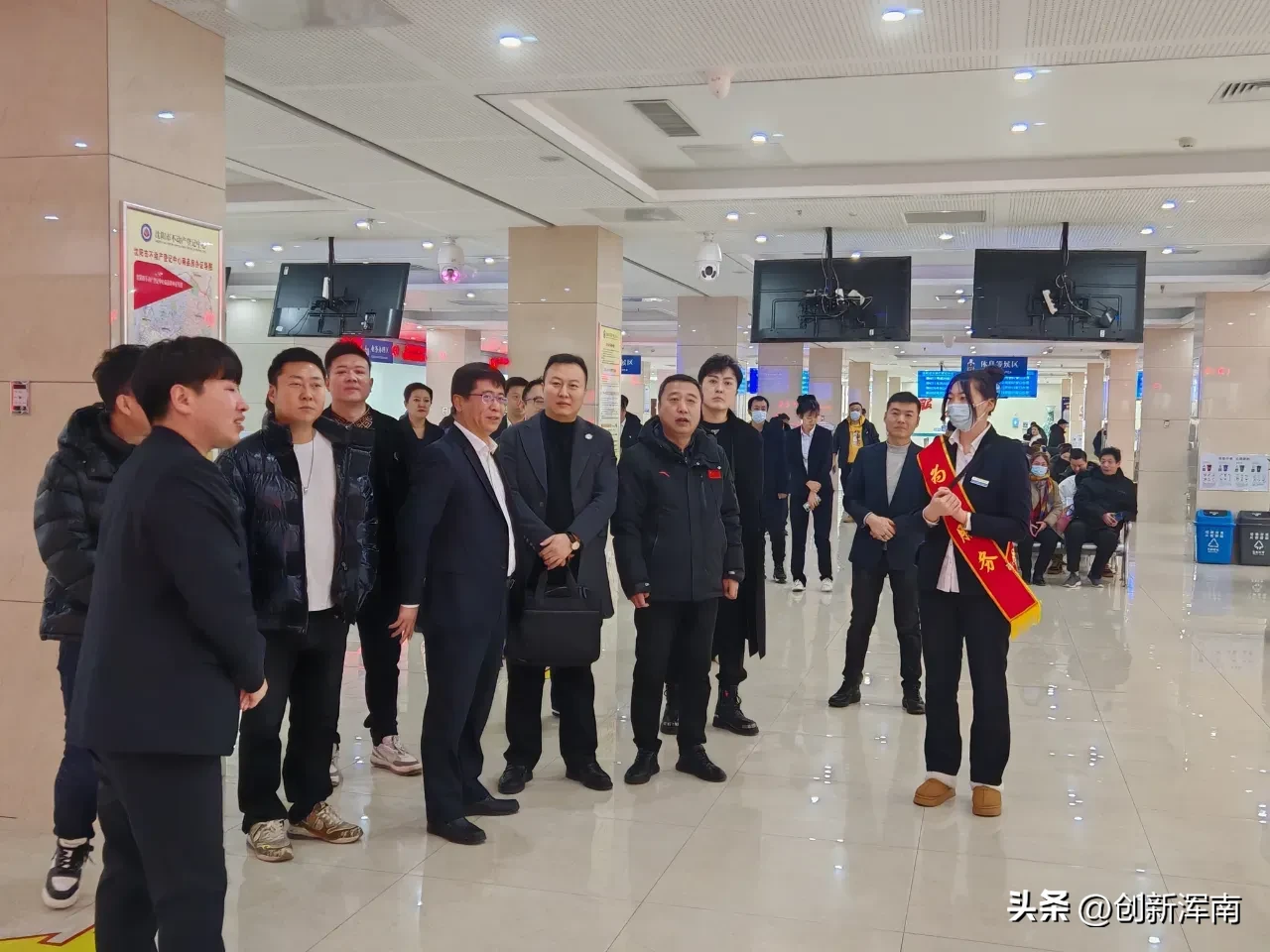 星评助手：区年轻一代企业家参观政务服务中心，体验全流程审批优化活动