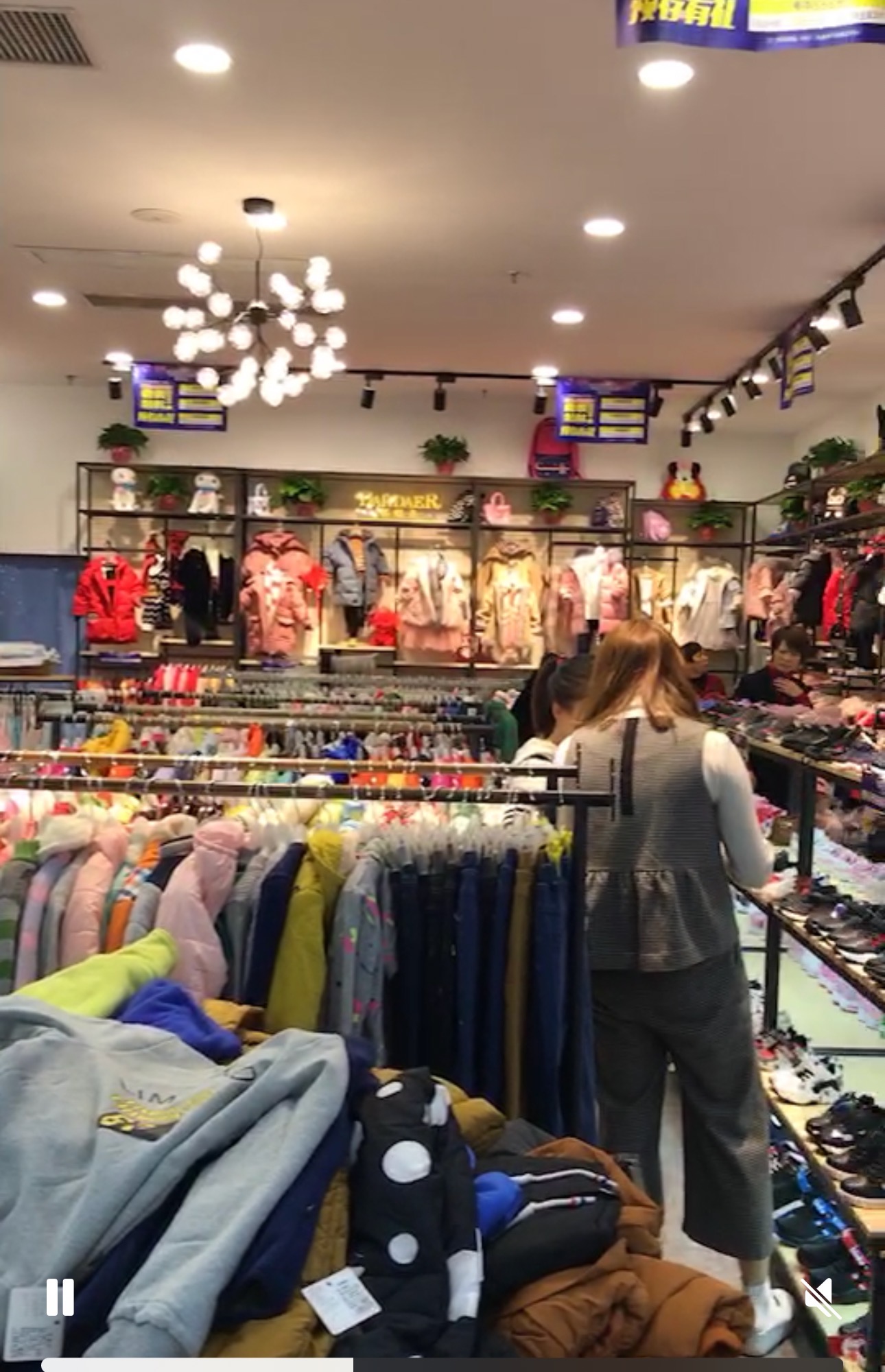茄子助手开团软件：实体店服装生意困境，老店主的坚持与希望