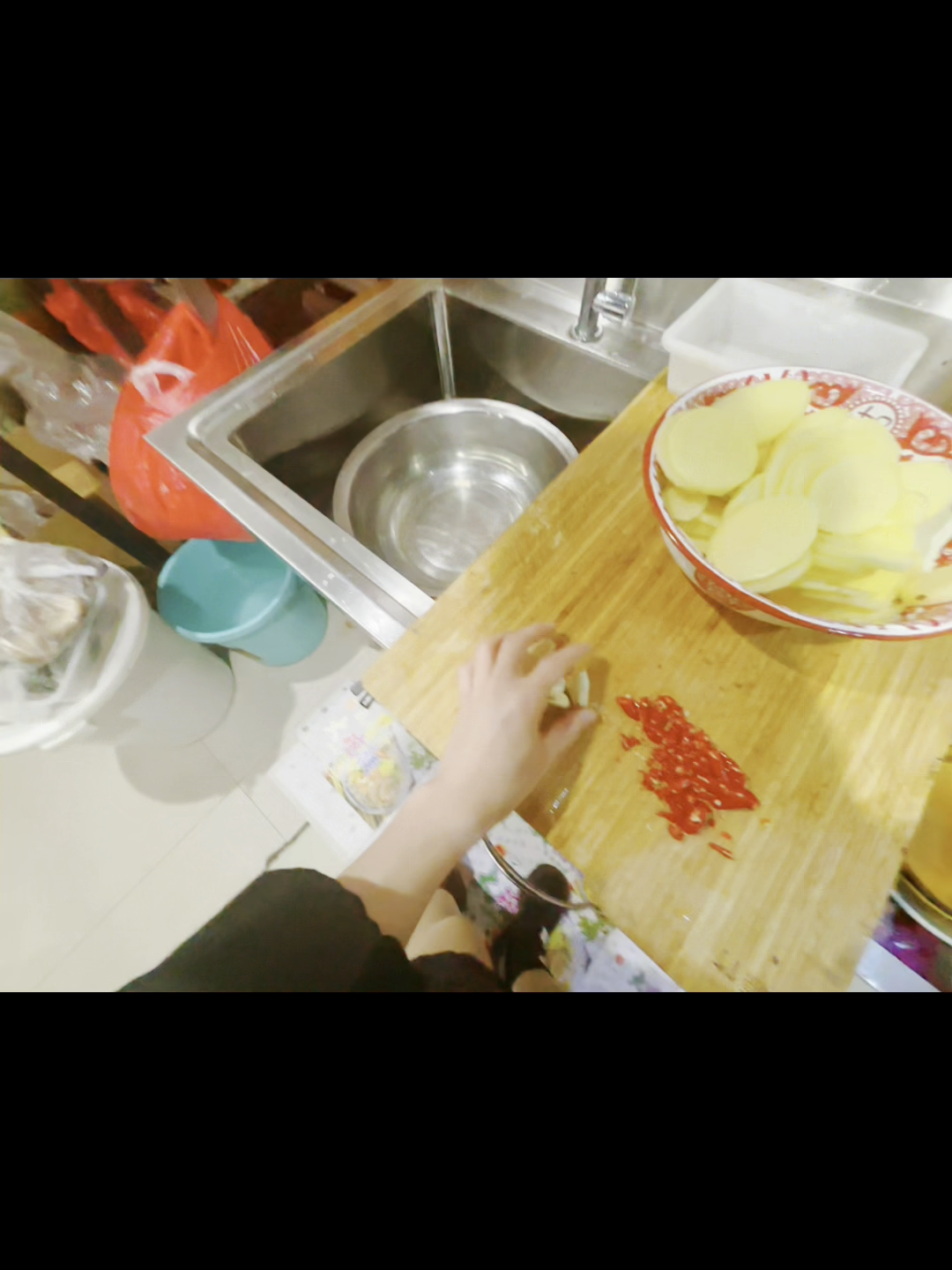 小G助手官网：00后开水煮店营业前的忙碌准备，菜品处理与厨艺提升记录