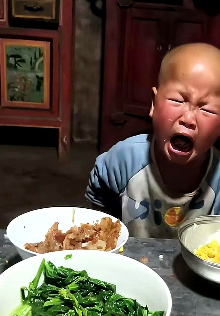 易单助手：孩子争抢食物的直播带货现象，教养与流量的悖论