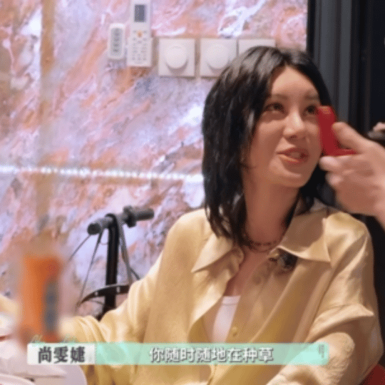 优选助手：李佳琦在《巴黎合伙人》火锅聚会中展示美妆专业技巧，幽默种草引发笑声