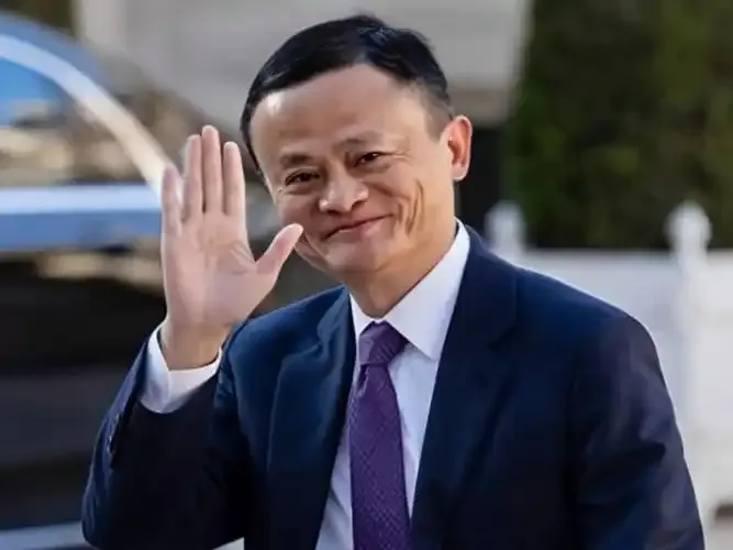 DD助手：马云的成长之路，从“改变银行”到“先改自己”的智慧转变