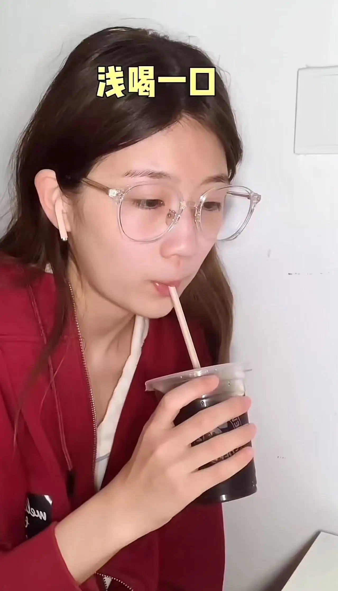 多多自动批发：女大学生晒奢侈消费引争议，2000元生活费究竟够不够？
