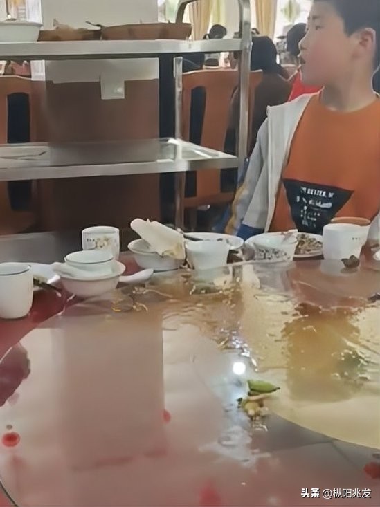冠军助手：假期聚餐中的人性观察，如何识别真心与自私的面孔