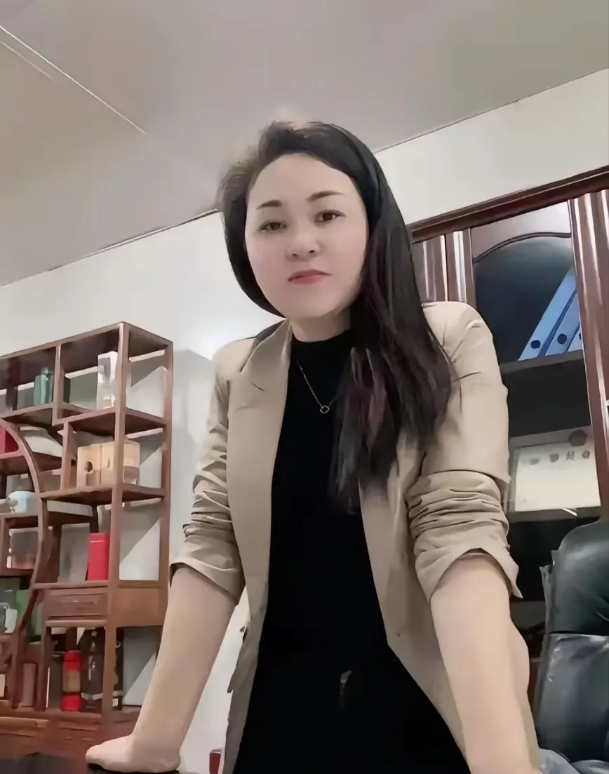 出评软件出评软件：钣金姐为何嫁给说话不利索的老廖？网红爱情背后的真相解析