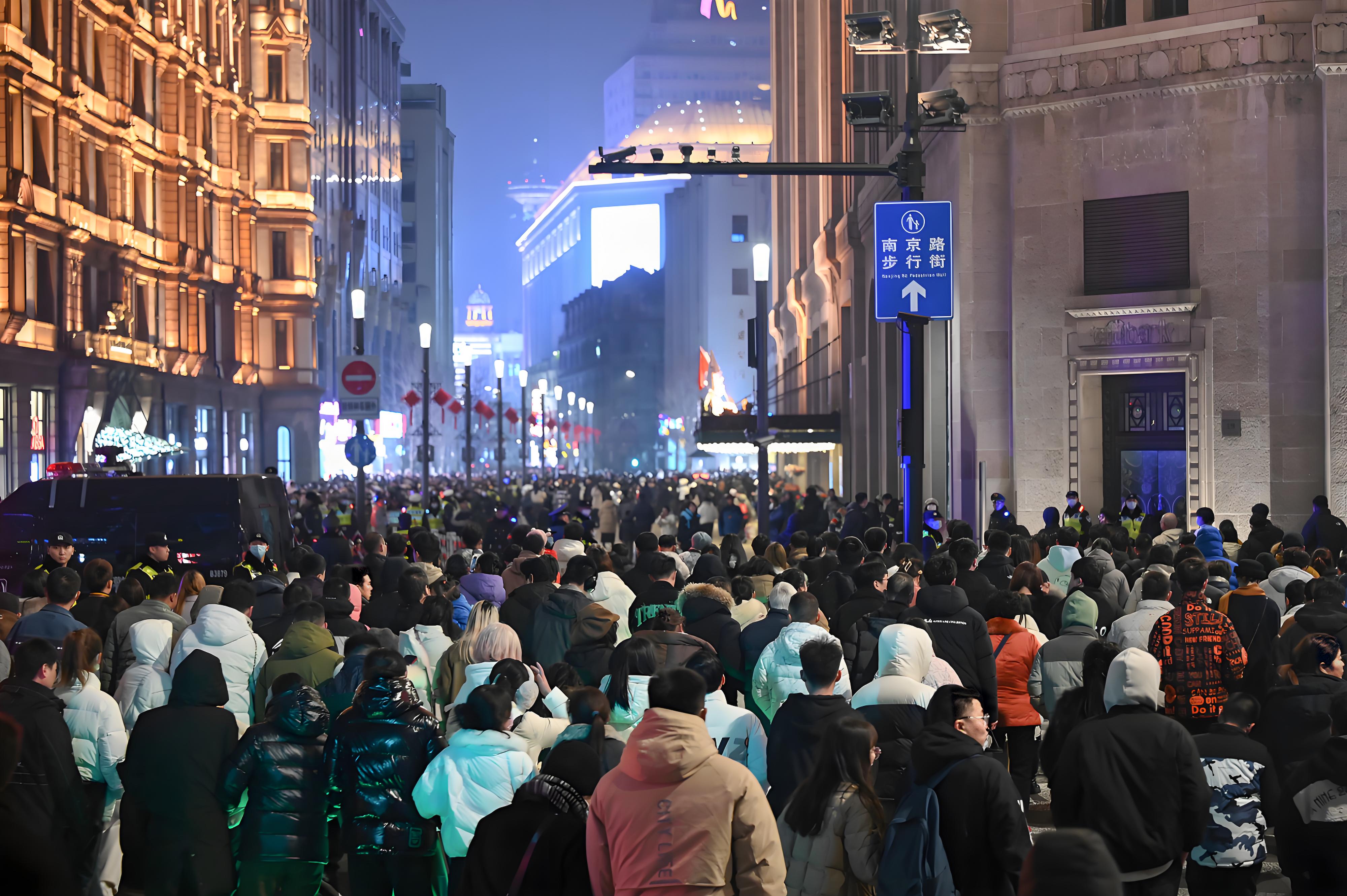 小新助手出评软件：外国游客在华体验热潮，使馆呼吁延长免签政策应对‘旅游戒断反应’