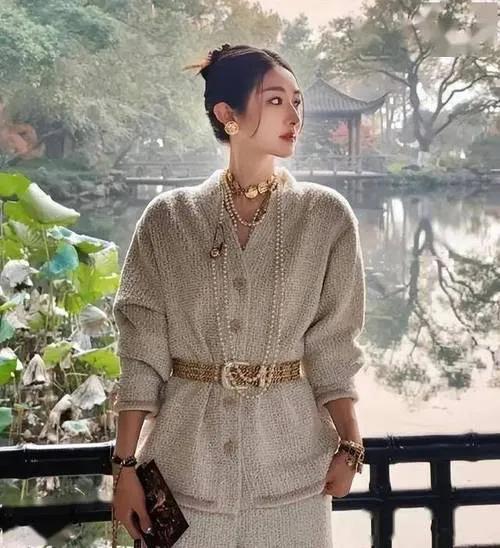 多多留评工具：薇娅华丽回归，颜值与商业实力双提升，重塑直播带货新风潮