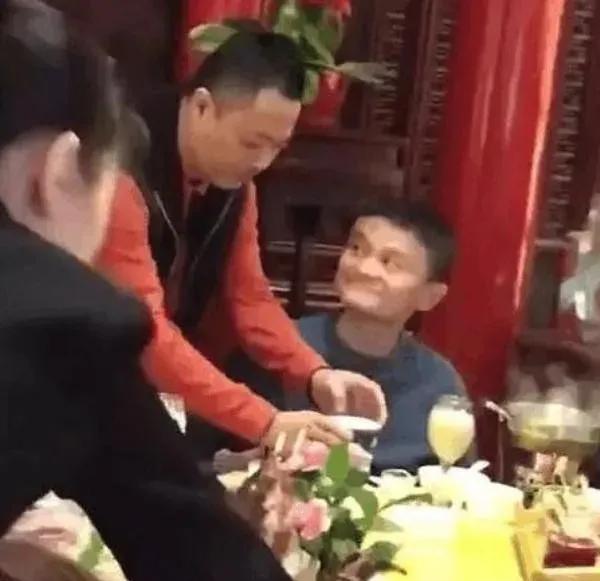 快火助手软件官网：互联网大佬与东北地头蛇的意外饭局，价值百万的交情深浅揭秘