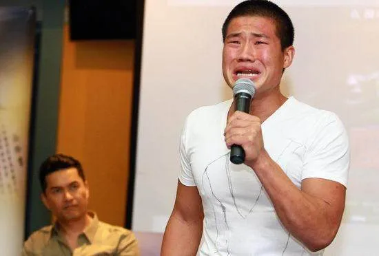 榜单助手：嘎子穿警服直播带货被拘，引发网络监管与社会责任讨论