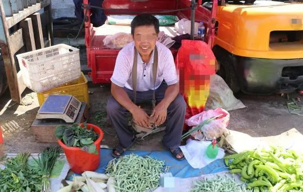 易评助手补单软件：奔驰男暴打小贩，悲剧骤生，刀捅死霸道司机的惊人反击