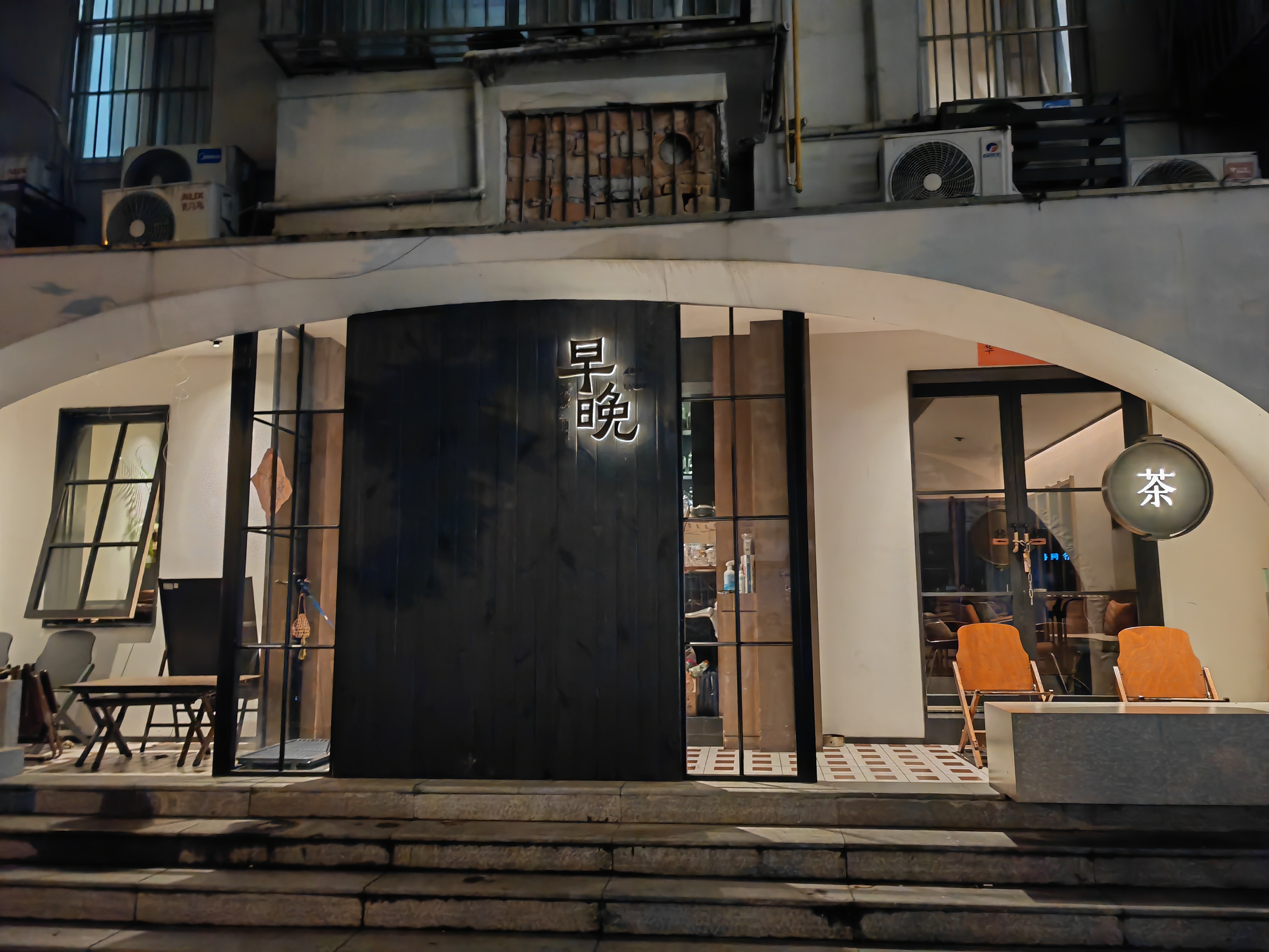 超评助手：街边小店的魅力，从时尚服装到个人情感的变迁