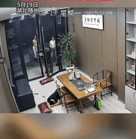 星评助手：深夜暖心，三女孩关心醉倒男子，感动全网寻人致谢！