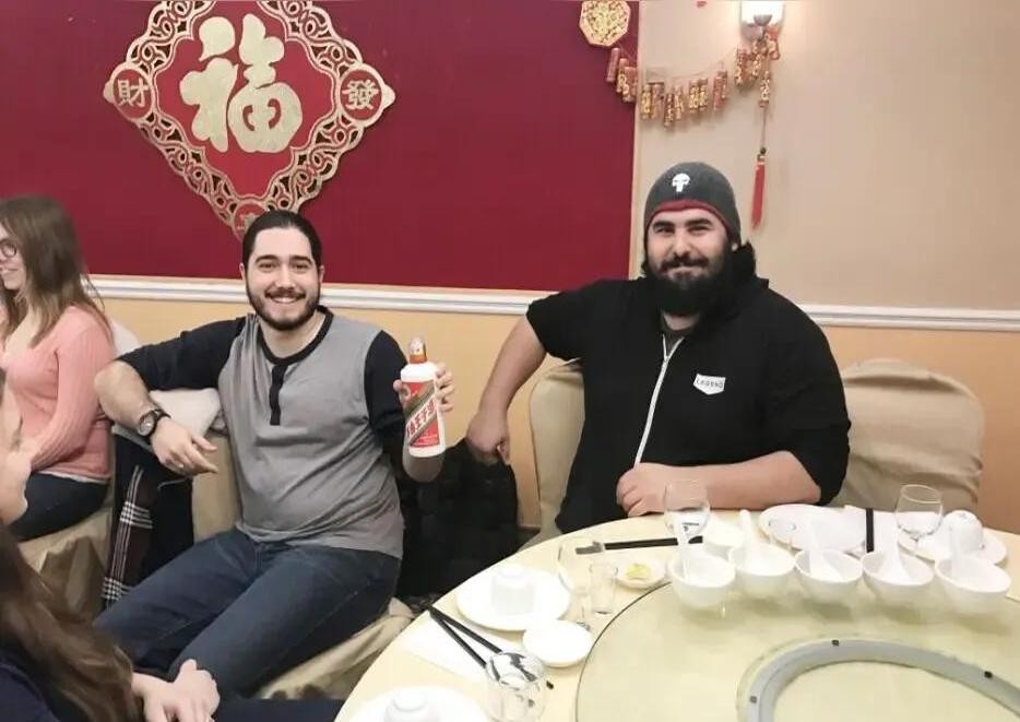 超单助手出评软件：外贸客户招待尴尬，茅台酒成陪客“专属福利”
