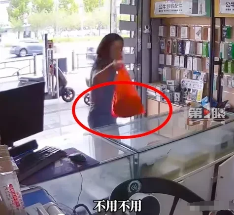 CC助手邀请码：女子手机数据线头断在店修理，老板免费帮忙取出，感动发瓜谢！