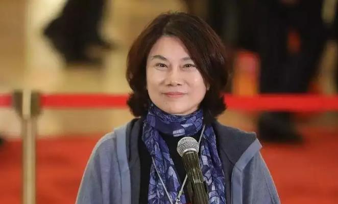 易评助手软件下载：董明珠，从丧夫到商界领袖的坚强传奇与母爱故事