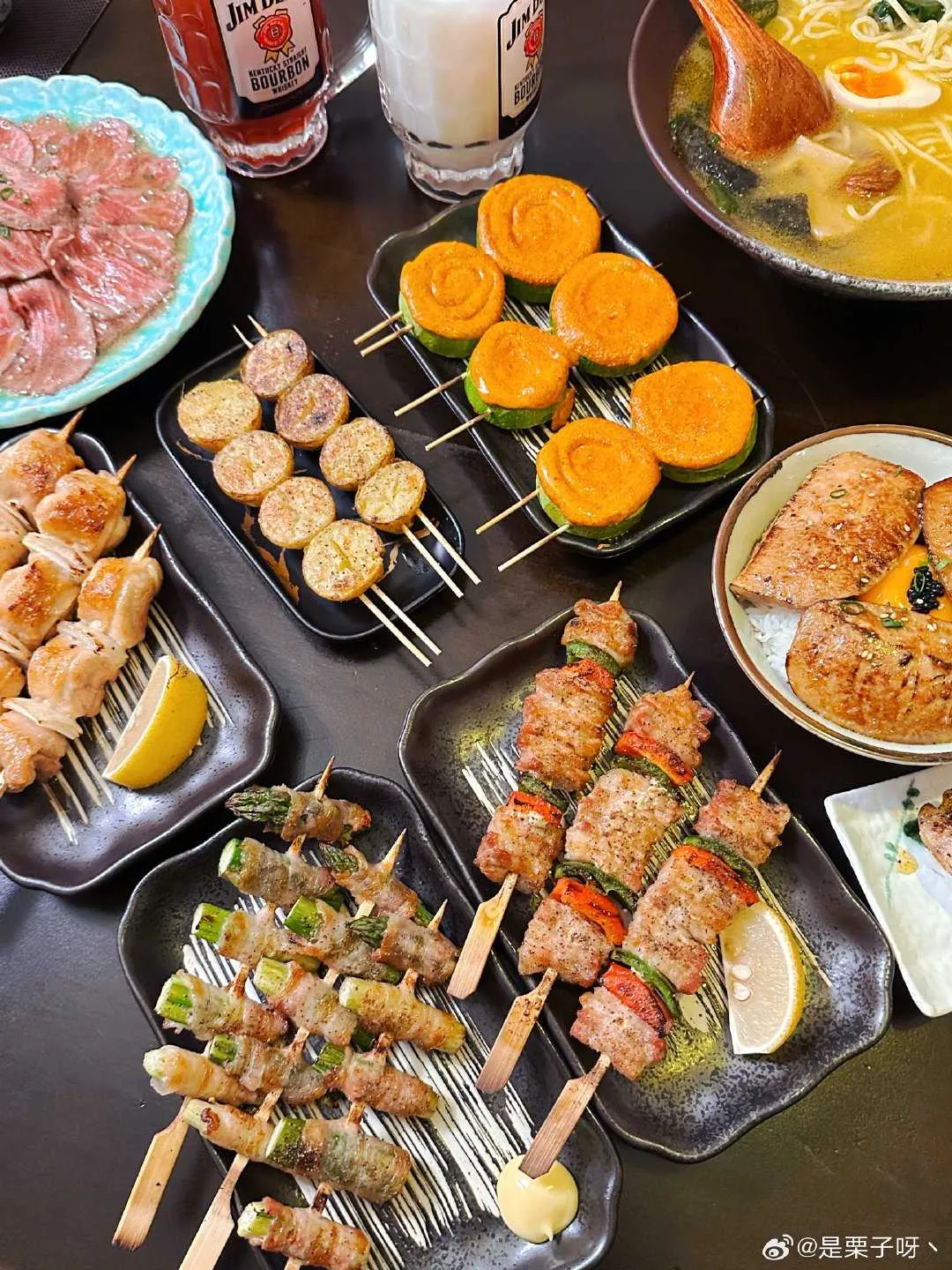 多多留评下载下载：吉屋居酒屋烧鸟店美食体验，流心鹅肝饭与鸡肉丸子的绝佳搭配