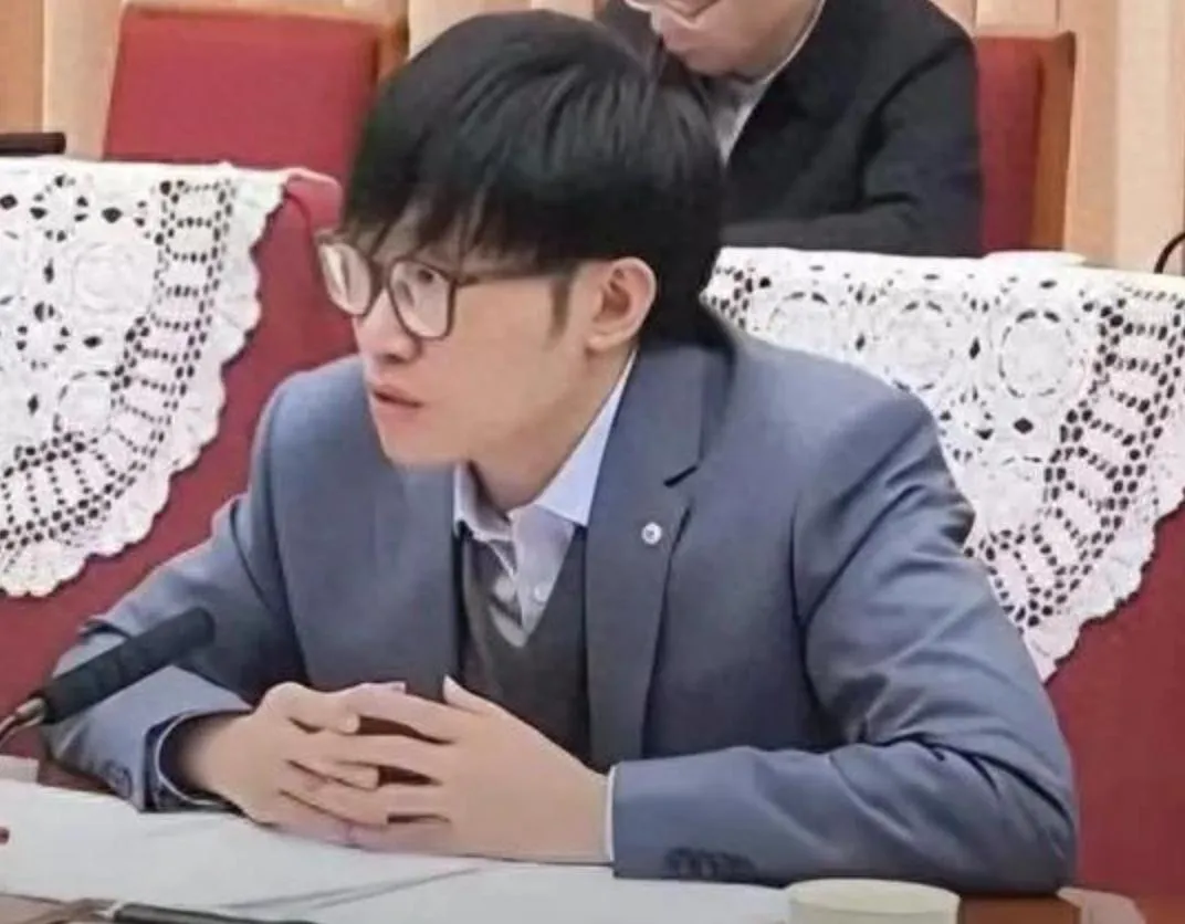 小评评助手官网入口：DeePseek崛起，梁文锋如何引领AI行业的创新与发展