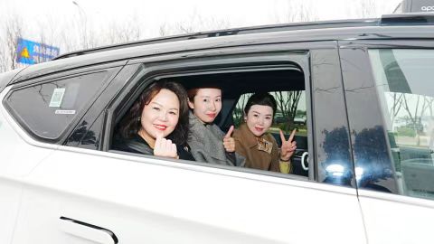 多成团助手：萝卜快跑助力女性安全出行，打造安心出行新体验