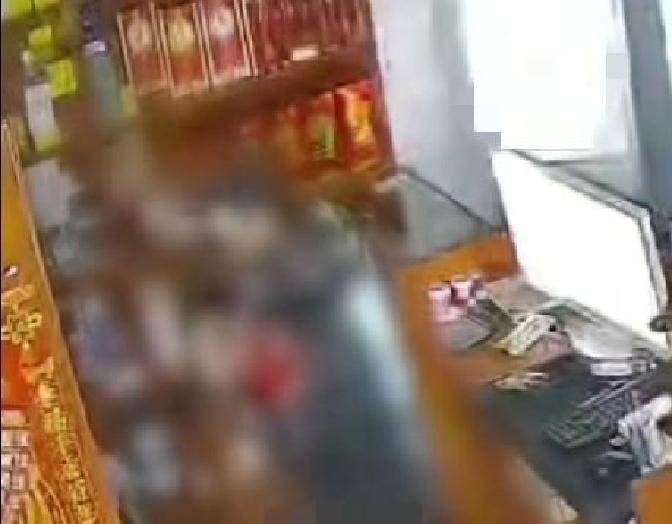 上评助手:河北保定烟酒店凌晨遭盗,四人搬空300条香烟引发社区警觉 上评助手:河北保定烟酒店凌晨遭盗,四人搬空300条香烟引发社区警觉