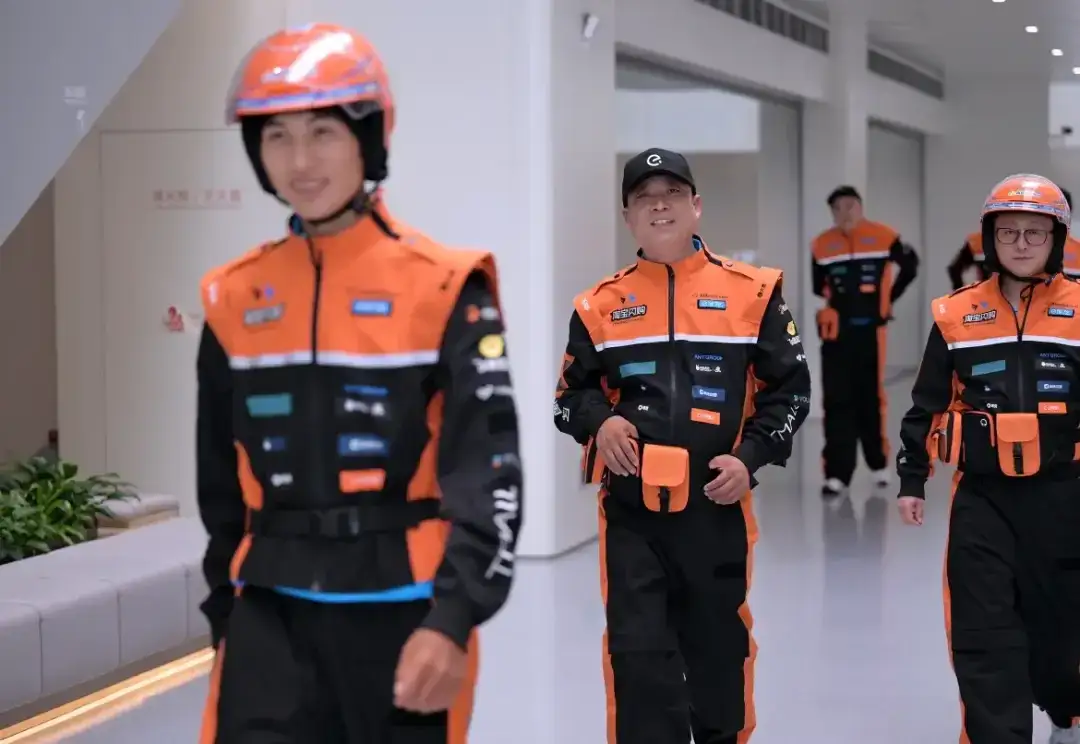 超评助手官网入口：八位城市骑士登上福布斯封面，平凡英雄的力量与温暖