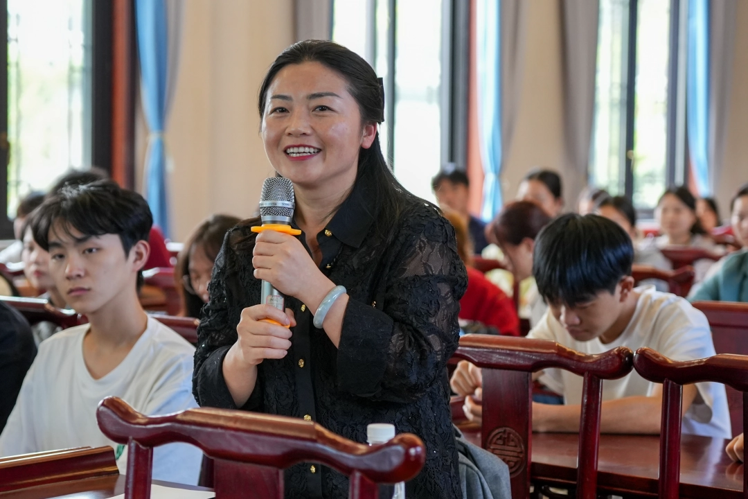 畅销助手出评软件：海外艺术家王兰在贵阳信息科技学院讲解诗画关系，拓宽师生艺术视野