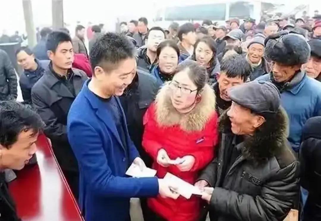 超单助手：刘强东春节回馈光明村，送年货与现金传递浓厚乡情