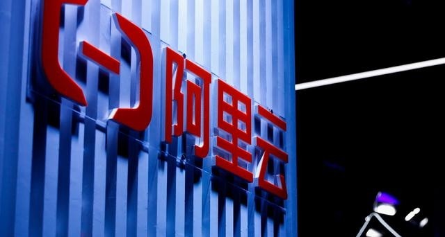 新快火助手：中国企业在美国技术管制下加速创新，阿里巴巴引领AI与云服务转型