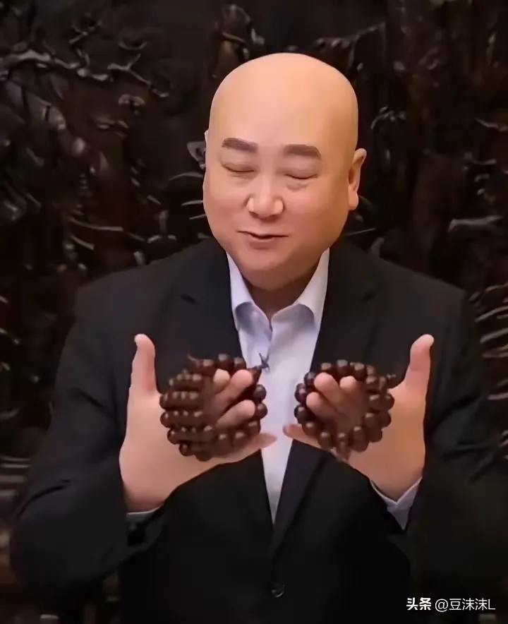 超评助手官网：迟重瑞直播卖手串，身家百亿背后的创业与调侃